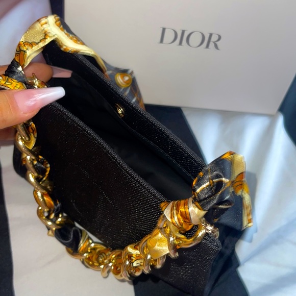 Dior hand bag/ cross body bag . Comes with a shoulder strap and packaged nicely. - Picture 3 of 4